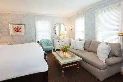 Image de Elegant Adults-Only Escape: Two Modern Guestrooms in a 1879 Historic Gem