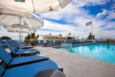 Image de Relaxing Coastal Stay | Beachfront Bliss, Pool & Spacious 2br w/ Full Kitchen