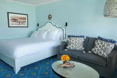Image de Stylish Stay by the Sea – Pool, Beach Service & More!