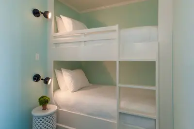 Image de The Shore Thing – 4-Rooms Getaway with Beach Vibes & Poolside Fun
