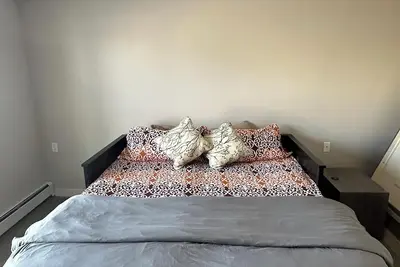 Image de Netflix & Chill in Modern 2br Condo in Calgary\nClose to Everything, Mountains