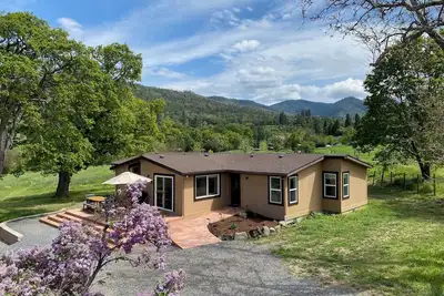 Image de The Bird House. Completely updated 4-bedroom country home in Talent. Pet-friendly