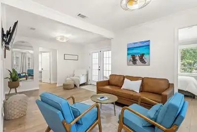 Image de Charming 3-bedroom house with Ac, WiFi, Fire Pit, Grill, 5 minute walk to beach!