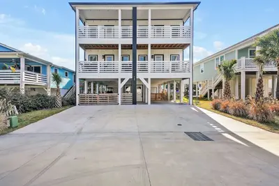 Image de Island Escape: Cruise in Style with a Golf Cart; Stay at Our 3-Bedroom Townhome!