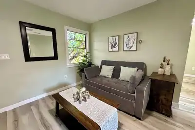 Image de Historic District Retreat - Newly Renovated 2br