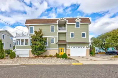 Image de Large Home with views and a roof top deck.