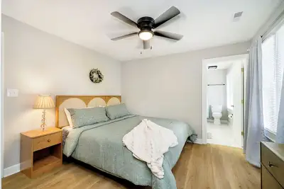 Image de Only 5 minutes to Downtown!