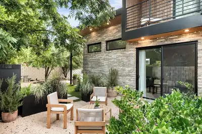 Image de New Urban Oasis With Pool, High-End Finishes, & Privately Gated Property!