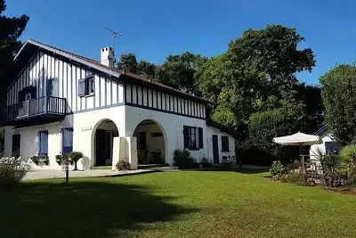 Image de Villa L'Oiseau Bleu avec grand jardin proche du centre pour 8 personnes. Wifi gratuit