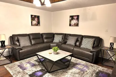 Image de Cozy 2 Bd/1 Ba South Downtown Indy Entire Home!