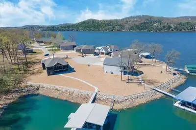 Image de Accessible Lakeside Luxury at the 45mm w/ Private Dock, Sunset Views & More