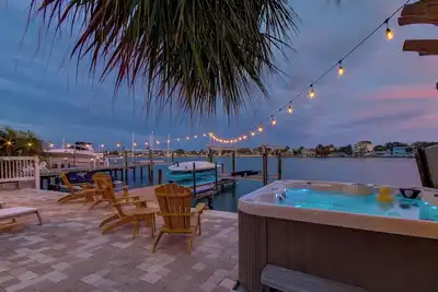 Image de Sunrise Suite Waterfront Duplex- hot tub, kayaks, SUPs, 3 blocks to the beach