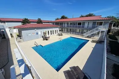 Image de This condo is a combination of two side-by-side condos with an adjoining door.