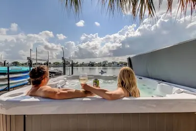 Image de Sunset Suite Waterfront Duplex w/ hot tub, walk to beach, kayaks, bikes, SUPs