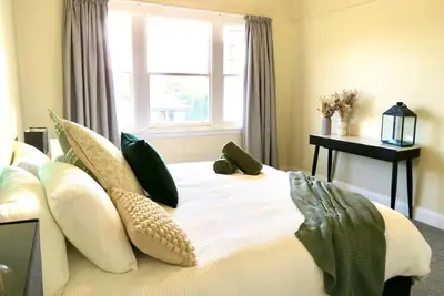 Image de 11Eardley|5min to Cbd | 2 Bedrooms | Free parking