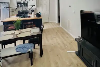 Image de Centrally located + King Bd + 2 full ba + 75\" Tv + private parking.