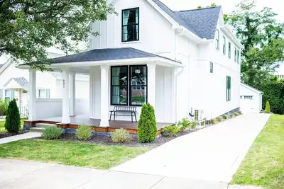 Image de Walk to Nd stadium 1 mile, close to downtown, game room w/ arcades- golden tee