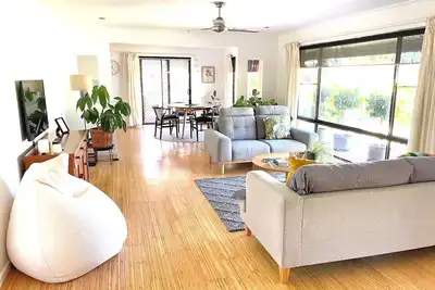 Image de Minutes walk to stunning Mullaway beach. Huge house with swinging veranda chair.