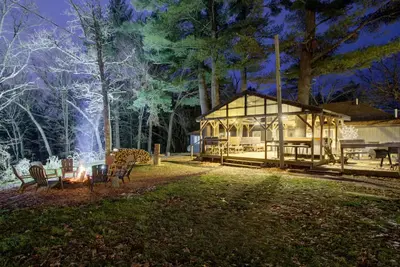 Image de Group Getaway-4 Cabins @ Sandstone Rustic Retreat