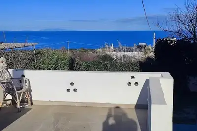 Villa Bianca immergée dans le vert
