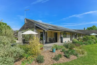 Image de Eco 2-Bed Bungalow with Biodiverse Garden & Solar