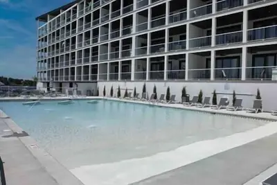 Image de Vacation Together with Next Door Luxury Condos at Topsider!