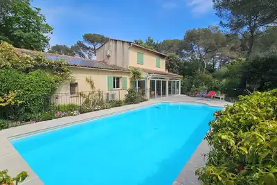 Image de Villa climatisée avec piscine pour 8 personnes dans un espace de verdure