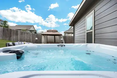Image de Modern Hot Tub Escape | Yard Bbq Pets Games WiFi