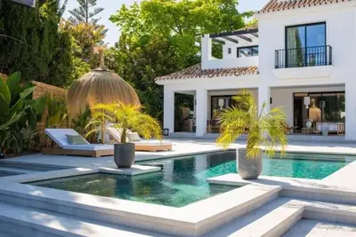 Image de Villa moderne de luxe avec jardin privé et piscine à Marbella