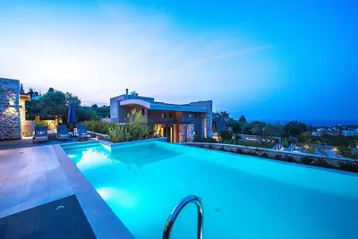 Image de 3' to Beach & Near to Chania City / 8 Bedrooms / 2 Pools / Game Rooms / Gym