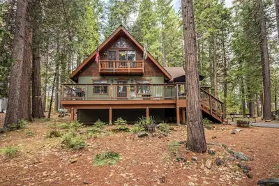 Image de Cozy Pines Haven - w/ Summer Pool Access!