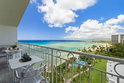 Image de Ocean View 1-bed/2-bath Penthouse Suite at Waikiki Shore!