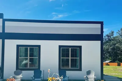 Image de Modern Farmhouse With A Huge Backyard