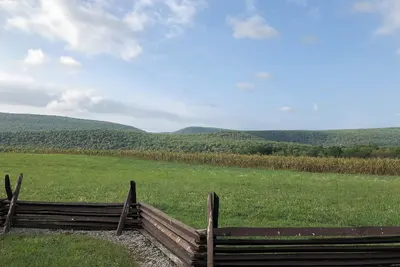 Image de Cozy 2-bedroom cabin in tranquil Millmont with Ac, free WiFi, fire pit, hammock