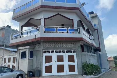 Image de Highly secured 2 floors F2 -1 King bed 2. 5 baths entire house, beach across st. :