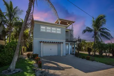 Image de Luxury Coastal Retreat with Pool, Rooftop Deck and Prime