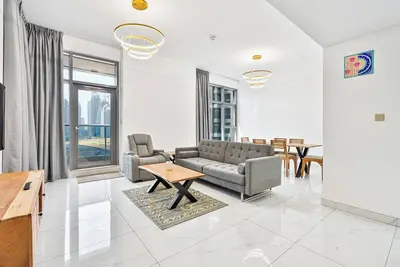 Image de 1br Gem with Lake View Plus Pool & Gym Access