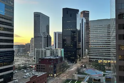 Image de Charming elegant high-rise  apartment in heart of Denver.