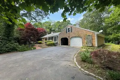 Image de Charming, Semi-Secluded 4-bed house near bike path, beach in beautiful Falmouth