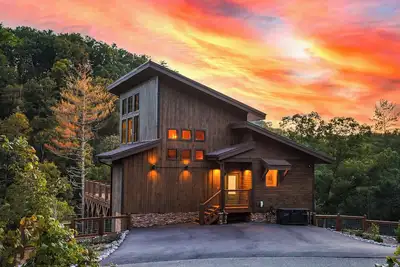 Image de Pinecone Paradise! Lux~Private~Cave Pool~Fire pit~Game Room~Mountain Setting