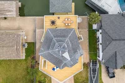 Image de New! The Blue Pentagon 3-Bedroom Home