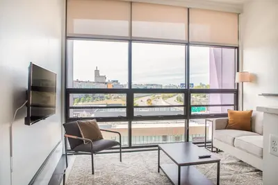 Image de Modern Studio Apt with Rooftop, Gym, and Parking - Sleeps 4