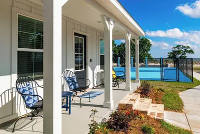 Image de Brand New, Fully Furnished, 3 Bedroom Cottage!