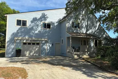 Image de Spacious House on the Golf Course & Walkable to the Beach, Pier & Restaurants