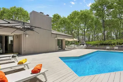Image de Contemporary East Hampton Home, Outdoor Fireplace, Close to Town and Ocean. . .