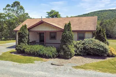 Image de Spruce Cabin with 2 master suites on Pine Creek/gym/Ac/hot tub/fire ring/wifi