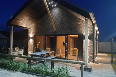Image de 2 huizen naast elkaar honden welkom omheinde tuin 10 km strand, sauna, buitenbad