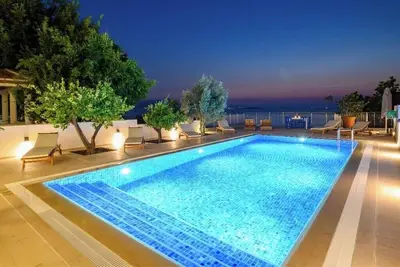 Image de Bd-414 4 Bedroom Seafront Detached Holiday House with Private Pool and Garden