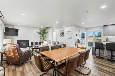 Image de Massive 3 bedroom/Sleeps 10!