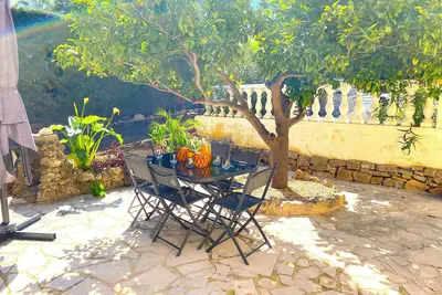 Image de villa familiale avec piscine proche de la mer sur la cote d'azur